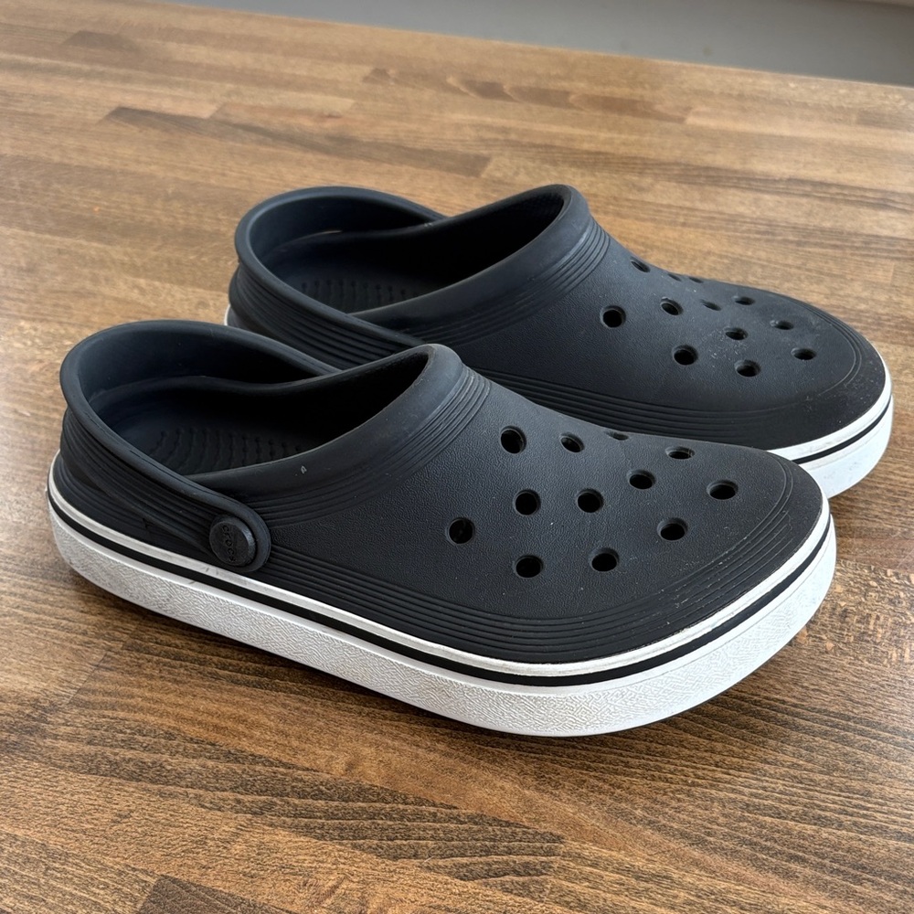 Crocs Off Court- youth 3. Lightly worn. Almost new